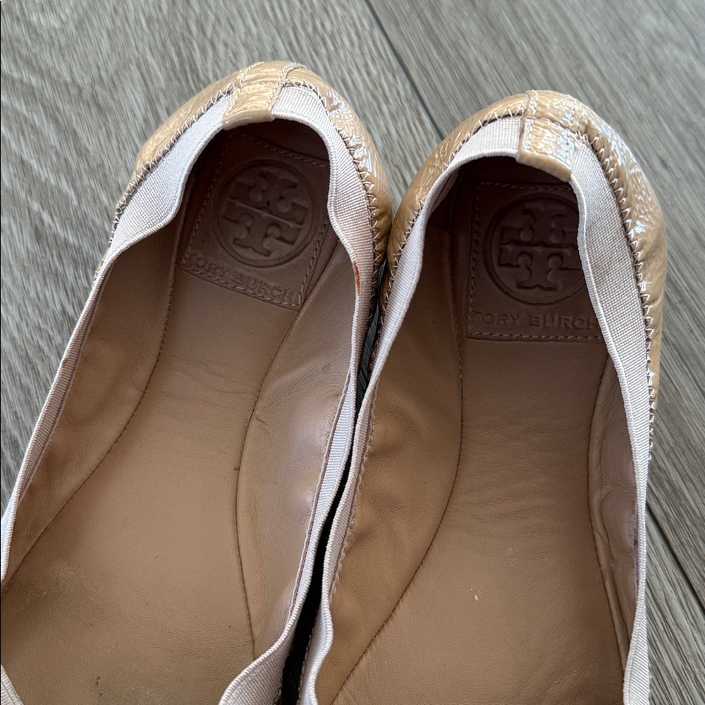 Tory Burch Caroline patent leather Tan Ballet Flats size 8 - Picture 3 of 11
